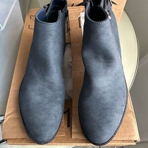 Women’s White Mountain Blue Chelsea Boots Size 8 1/2